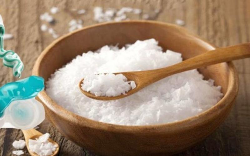 muối ăn và kem đánh răng