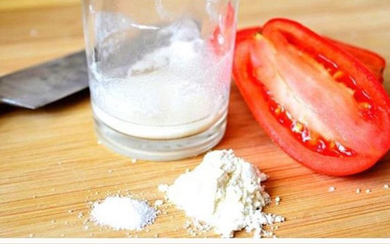 Trị mụn đầu đen bằng baking soda và nước ép cà chua