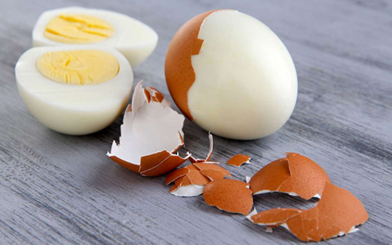 trị mụn cám bằng trứng gà luộc
