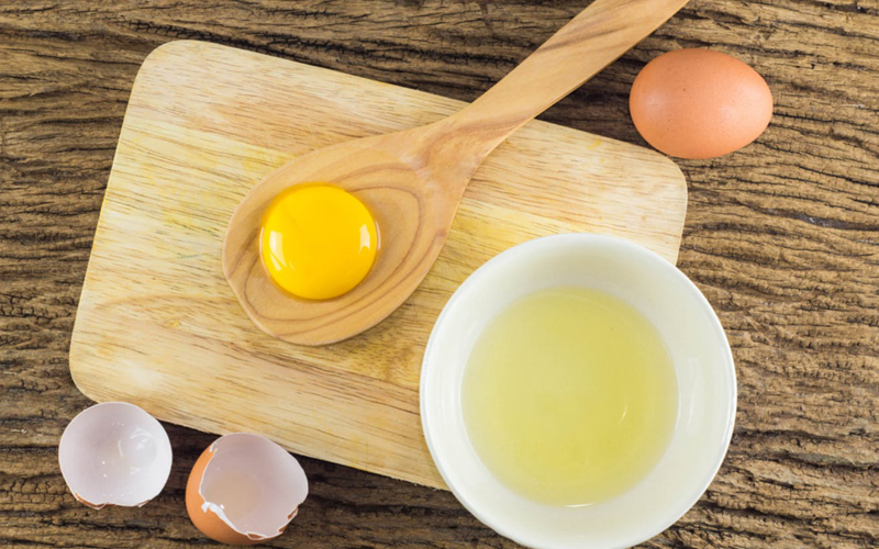 Đắp mặt nạ lòng trắng trứng